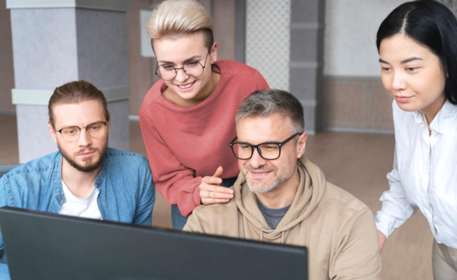 Investmentanalyse und Marktcharts auf mehreren Bildschirmen