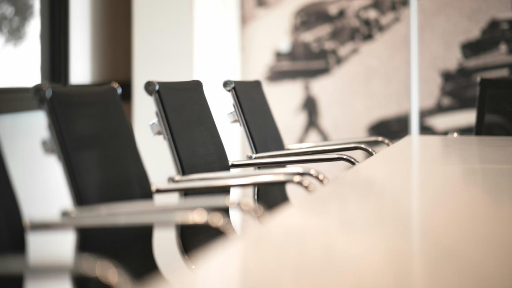 Moderne digitale Bibliothek mit Finanzlernmaterialien